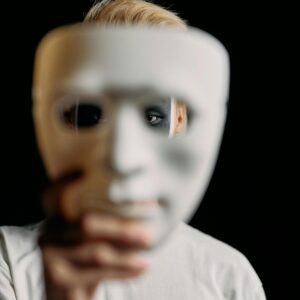 Cómo es una Persona Narcisista: Su Forma de Ver el Mundo, sus Miedos y Qué Ocurre en su Cerebro